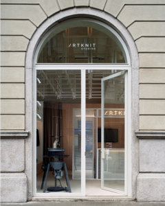 Vetrina ingresso negozio Artknit Studios 