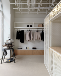 Espositori abbigliamento negozio e arredamento in rovere e griglie metalliche verniciate 