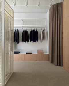 Espositori abbigliamento negozio e arredamento in rovere e griglie metalliche verniciate 