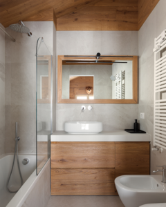 Bagno dai toni neutri, rivestito in legno di quercia e grès. Mobile bagno in legno di quercia, top in Dekton e lavabo e sanitari in ceramica.