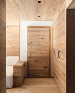 Ingresso con pavimenti, pareti e soffitti rivestiti in legno di quercia