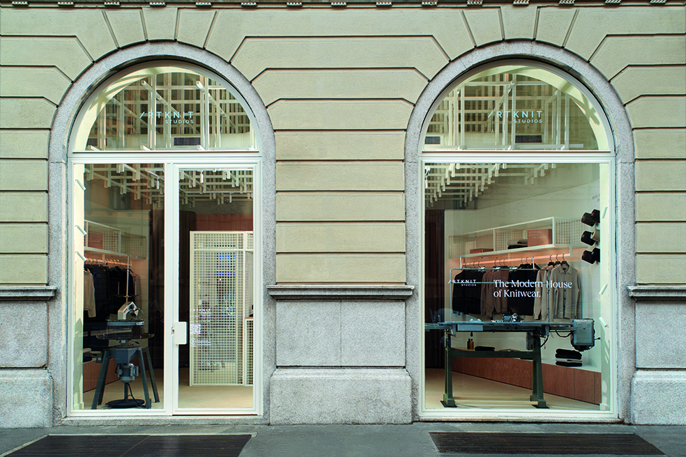 Vetrine ad arco del negozio Artknit Studios a Milano