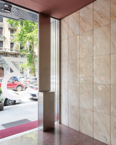 Parete d'ingresso all'androne, tutta vetro, con cassetta della posta in acciaio satinato